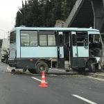Yolcu minibüsü üst geçidin ayağına çarptı: 1 ölü, 2 yaralı