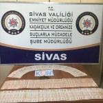 Sivas'ta uyuşturucu ve sahte para operasyonu