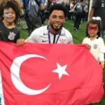 Şampiyonluğu Türk bayrağıyla kutladı