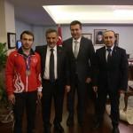 Milli g&uuml;reş&ccedil;i &Ouml;zdemir, Vali Kaymak'ı ziyaret etti