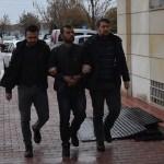 Aranan hırsızlık ş&uuml;phelisi polis aracına &ccedil;arpınca yakalandı