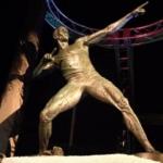 Usain Bolt'un heykeli dikiildi