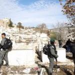 İsrail polisinden şehit mezarlığına alçak baskın