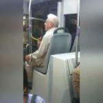 Otobüste şarkı söyleyen amca