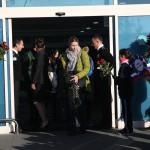 Rus turistler Kayseri'de karanfillerle karşılandı