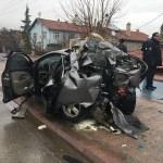 Konya'da otomobil aydınlatma direğine çarptı: 1 ölü, 1 yaralı