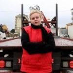 Kurtarıcıyı g&ouml;ren şaşkınlığını gizleyemiyor