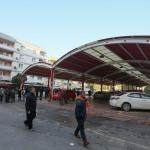 İzmir'de semt pazarları kapanan esnaf yolu trafiğe kapattı