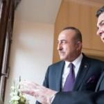 Alman Bakan Çavuşoğlu'na Türk çayı ikram etti