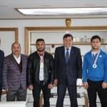 Başarılı g&uuml;reş&ccedil;i kardeşlerden Başkan İkiz'e ziyaret