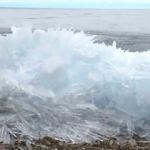 Dünyanın en derin gölünde dalgalar dondu