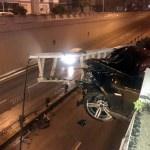 Antalya'da otomobil kavşak korkuluklarında asılı kaldı