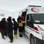 Karda mahsur kalan sağlık ekipleri kurtarıldı