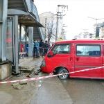 Trabzon'da midibüs durakta bekleyenlere çarptı