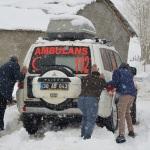 Köy yolunda mahsur kalan ambulans kurtarıldı