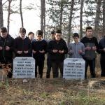 Depremde ölen öğrencilerin mezarları okullarının bahçesinde