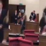 K&uuml;stah haberi yapan gazeteyi suratına fırlattı