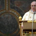 Papa, din adamlarının tacizine sesini yükseltmedi