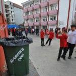 Basket atarak, &ccedil;evreyi temiz tutuyorlar