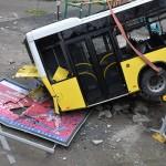 Rampada kayan belediye otobüsü çocuk parkına düştü