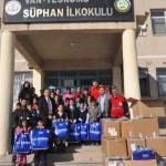 Kızılay Van'da &ouml;ğrencilere giyim yardımı yaptı