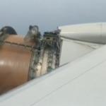 Uçağın motor kapağı havada koptu! 