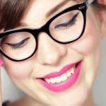 Gözlük takan kadınlar için makyaj önerileri
