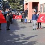 Öğrenciler Mehmetçik için "asker kınası" yaktı