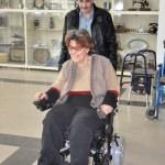 Liselilerden engelli emekli öğretmene akülü araç