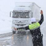 Erzincan'da kar yağışı ulaşımı olumsuz etkiledi