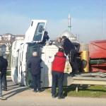 Hurda y&uuml;kl&uuml; tır yola devrildi