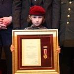 Şehit polis memurunun madalyasını 6 yaşındaki kızı aldı