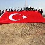 Suriye sınırına dev Türk bayrakları