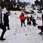 Üniversite öğrencileri kar şenliğinde Mehmetçiği unutmadı