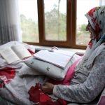 Yaşlı kadın yatağında okuma yazma öğrendi