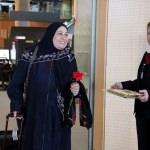 İsrailli turistler Dalaman havalimanında çiçeklerle karşılandı