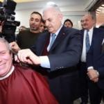 Başbakan Yıldırım bir vatandaşı tıraş etti