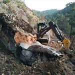 Manisa'da yola d&uuml;şen kaya kaldırıldı