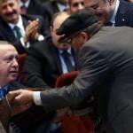 Erdoğan 'poşu' taktı, salonda fotoğraf yarışı