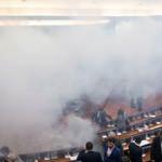Kosova meclisine gaz bombası atıldı