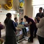 Hastanede hastaya sürpriz doğum günü