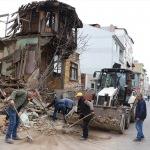 Edirne'de metruk binanın bir bölümü yola yıkıldı