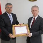 Vali Gül, encümen üyelerine teşekkür belgesi verdi