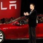 Elon Musk kolları sıvadı! Model 3'ün başına geçti