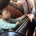 2 yaşındaki çocuğun otomobil aşkı pes dedirtti!