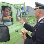 Ünye'de polisten sürücülere fındık ikramı