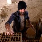 Antren&ouml;r&uuml; kahveci olan takımda, solist ve garson top koşturuyor