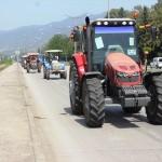Tarlalarına su isteyen çiftçilerden traktörlü eylem