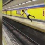 Metro hattında raylara doğru koşup...