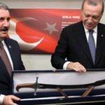 BBP lideri Destici Erdoğan'a kılıç hediye etti